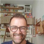 Docente di Diritto ed Economia impartisce lezioni per studenti Istituti Tecnici, Professionali e Licei delle Scienze Umane